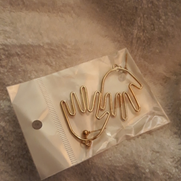 Jewelry - NWOT Gold tone hand pierced dangle earrings